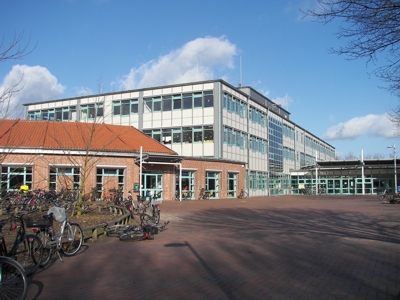 Neubau mit Bücherei