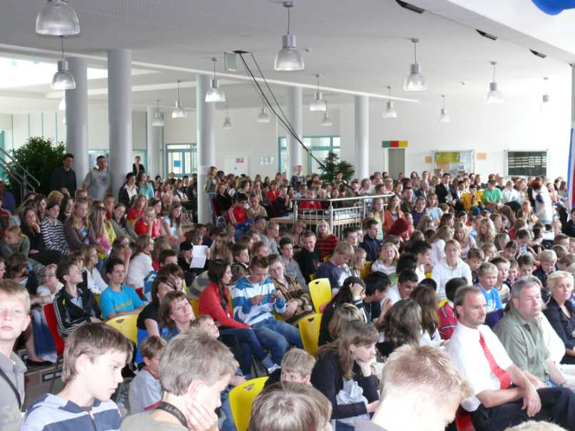 Pausenhalle bei der Einweihungsfeier