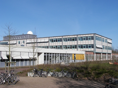 Neubau hinten mit Sternwarte